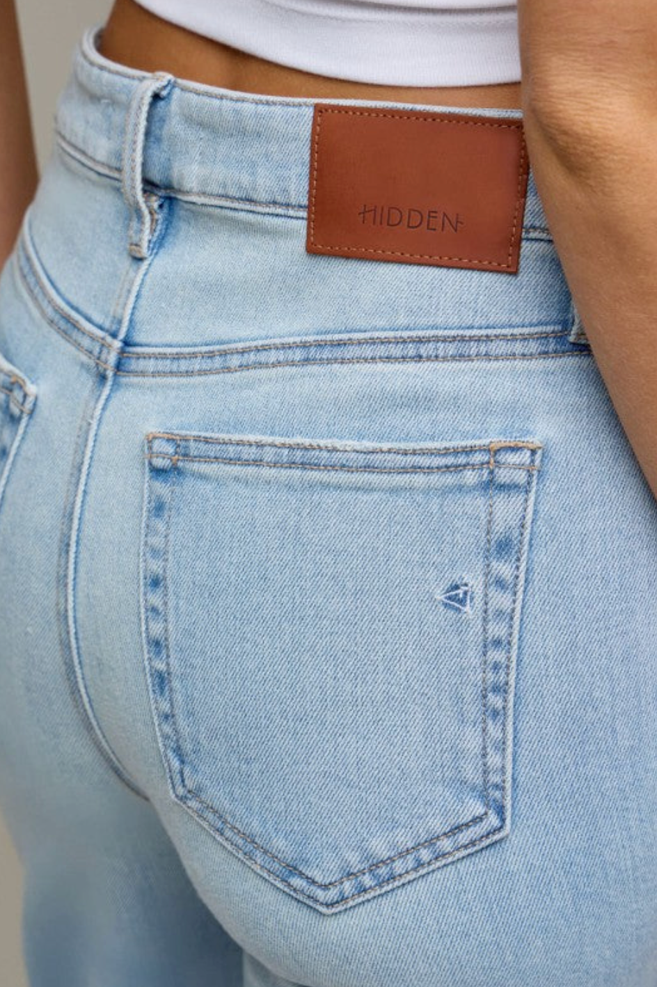 Ella Cropped Classic Straight Jeans